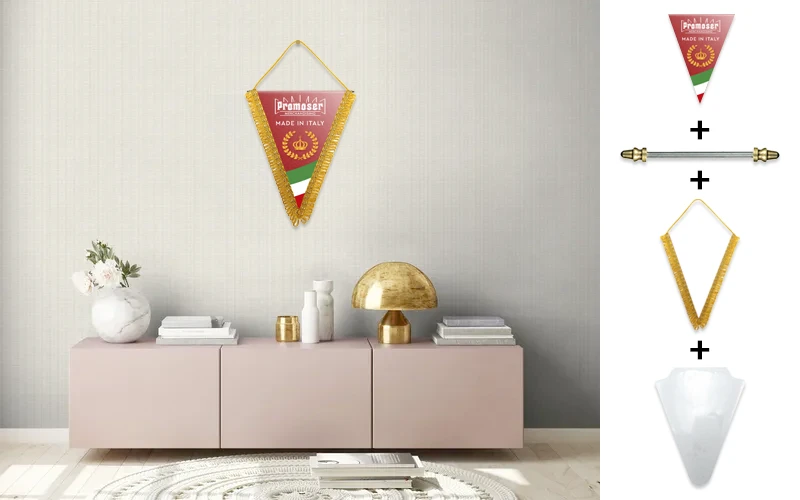 Gagliardetto triangolare personalizzato, modello 6. Foto montaggio su parete.