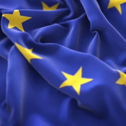 Bandera de la unión europea con grandes pliegues ondeando de cerca bajo