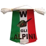 Festoni bandierine rettangolari italiane con scritta "W gli Alpini". Festoni da 10 metri, con bandierine "W gli Alpini" 20x30 cm. Materiale in polietilene.