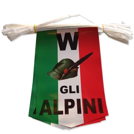 Festoni bandierine rettangolari italiane con scritta "W gli Alpini". Festoni da 10 metri, con bandierine "W gli Alpini" 20x30 cm. Materiale in polietilene.