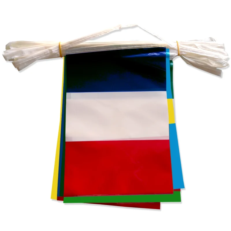 Festoni bandierine rettangolari nazioni. Festoni da 10 metri, con bandierine di varie nazioni 20x30 cm. Materiale in polietilene.